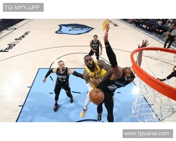 湖人再次力克灰熊,全队表现引发热议 湖人再次力克灰熊,全队表现引发热议